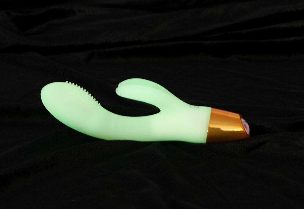 Vibrator Iepuras Glow in The Dark, 10 Moduri Vibratii, Silicon, USB, IPX 7, Alb, 19.5 cm 1 Vibrator Iepuras Glow in The Dark, 10 Moduri Vibratii, Silicon, USB, IPX 7, Alb, 19.5 cm