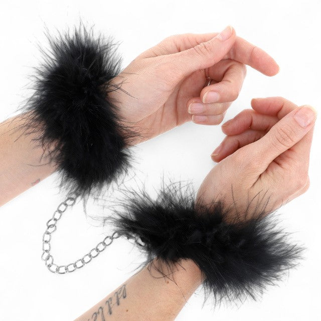 Cătușe cu pene KINK Mini Feather Hand Cuffs, pentru jocuri erotice BDSM, culoare negru cu argintiu (947866) 1 Cătușe cu pene KINK Mini Feather Hand Cuffs, pentru jocuri erotice BDSM, culoare negru cu argintiu (947866)